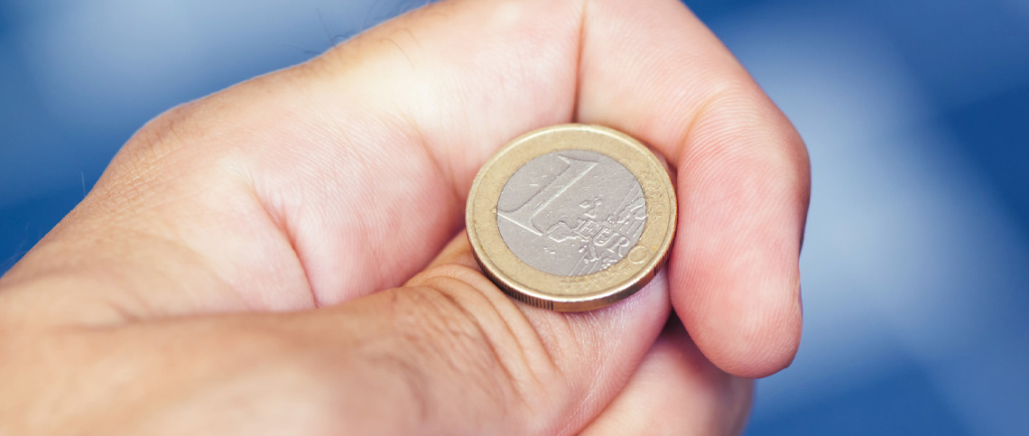 Suomen 1 euron rahassa kruuna on joutsenia kuvaava puoli ja klaava arvopuoli