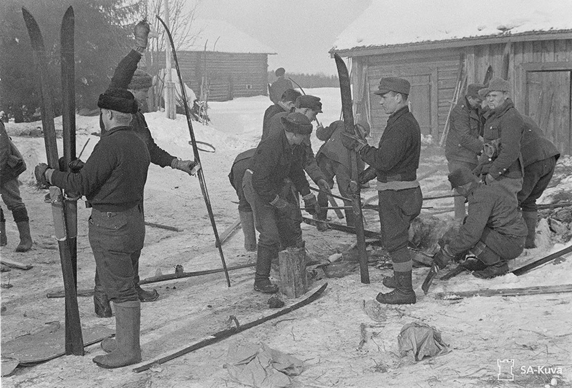 Talvisodan aikaan suksien toimivuus oli ensiarvoisen tärkeää. Suksia tervattiin ja siteiden kunto tarkistettiin säännöllisesti. Kuva SA-kuva