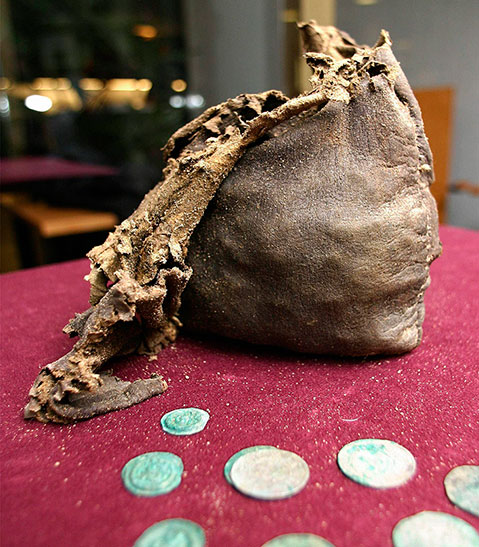 Lokakuussa 2004 Ulvilasta kantautui suuria uutisia: vanhan kivikirkon luota oli löytynyt mittava rahakätkö. 