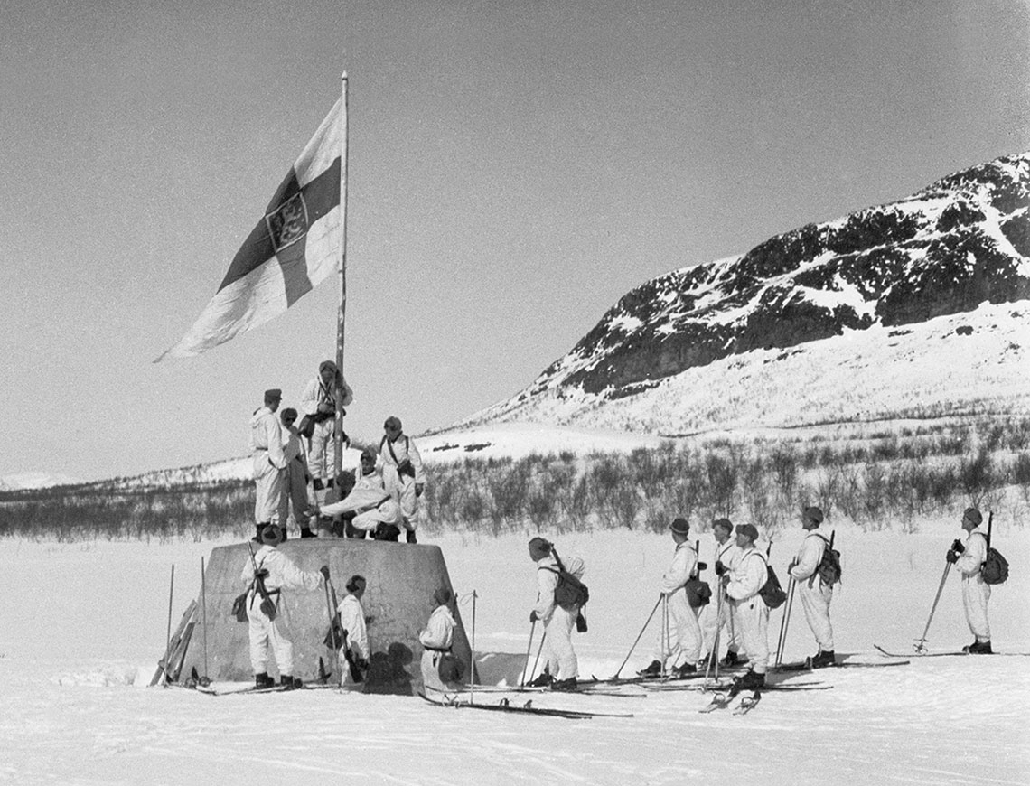 Suomen lippu kolmen valtakunnan rajapyykillä