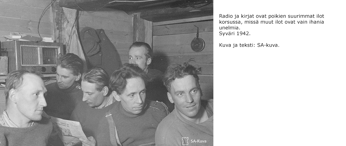 Radio ja kirjat ovat poikien suurimmat ilot korsussa, missä muut ilot ovat vain ihania unelmia. Syväri 1942. Kuva: SA-kuva.