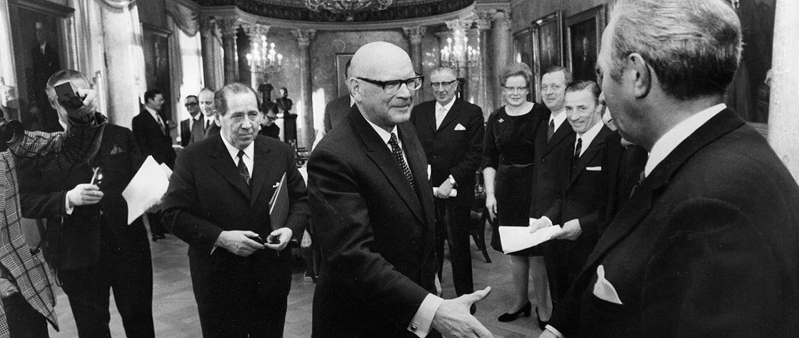 Pääministeri Rafael Paasio esittelee toisen hallituksensa presidentti Urho Kekkoselle, joka kättelee oikeuskansleri Risto Leskistä helmikuussa 1972.
