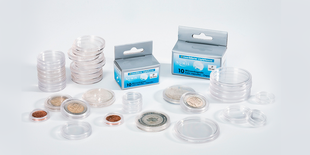 Kapselipakkaus sisältää 100 muovista kapselia maks. 28 mm kokoisille rahoille Kapselipakkaus sisältää 100 muovista kapselia maks. 28 mm kokoisille rahoille
